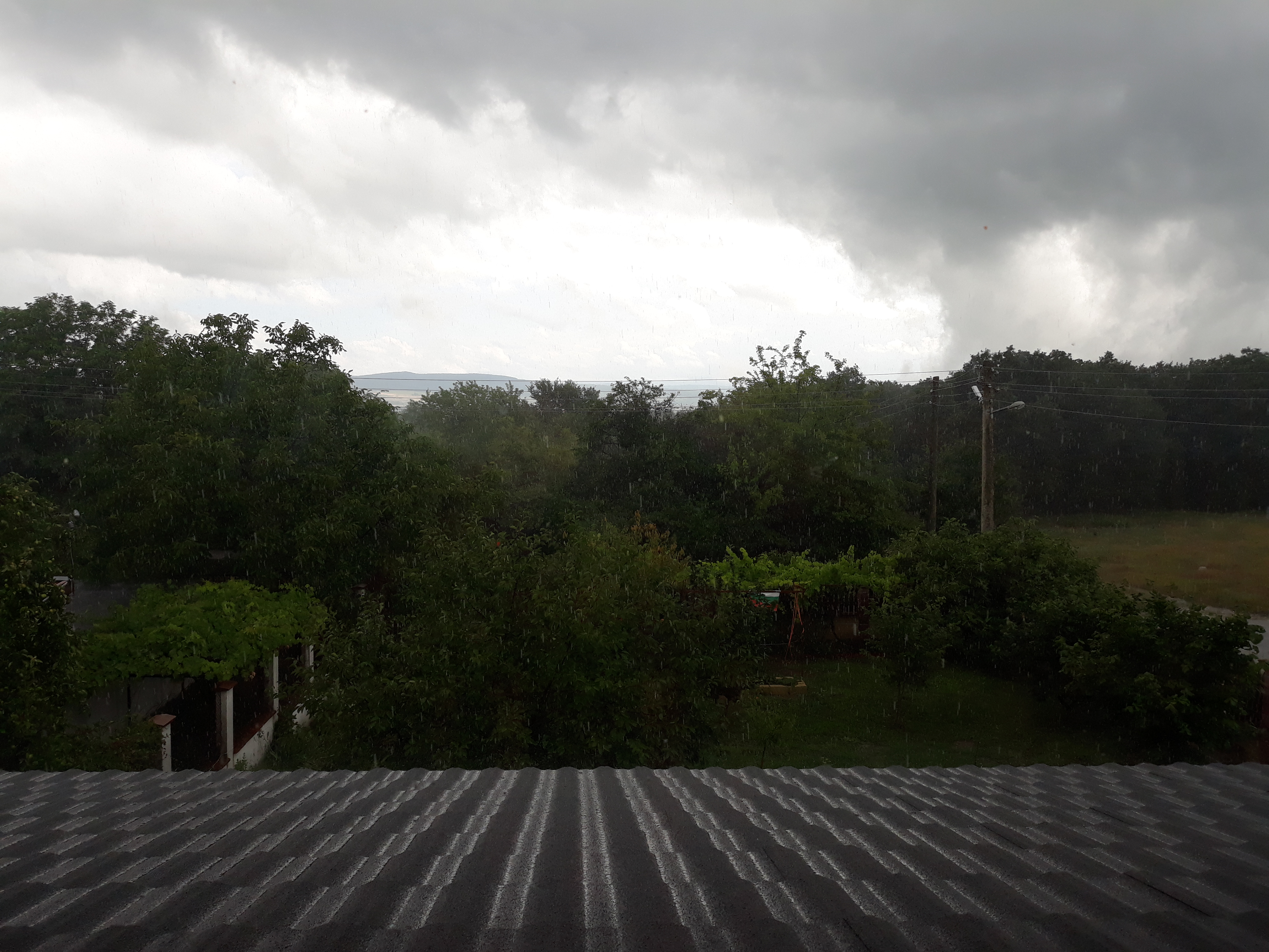 Звукът на дъжда върху нашия метален покрив